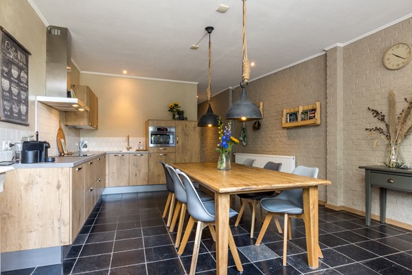 Foto - Verkocht: Unieke karakteristieke instapklare hoekwoning met maar liefst 235 m2 wonen én een vrij uitzicht op het groen in Simpelveld.